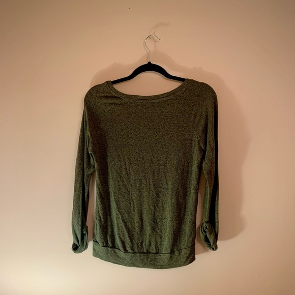 🔥2/$15🔥Graphic Women’s long sleeve - Picture 3 of 3